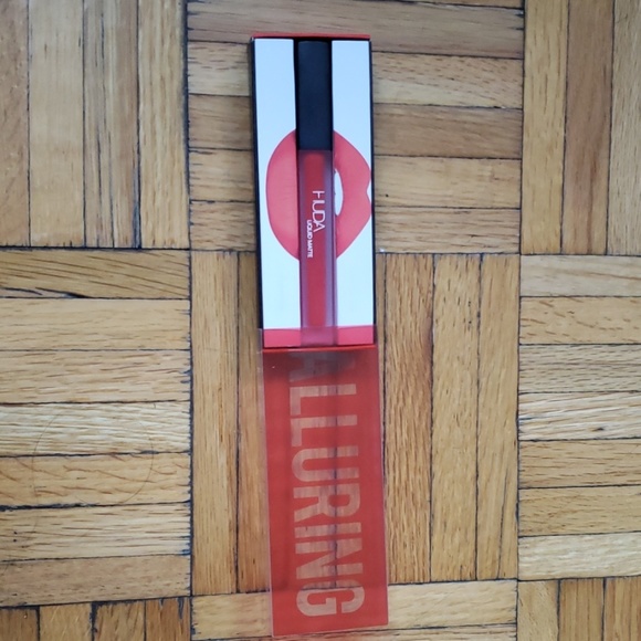 Huda Beauty Liquid Matte Lipstick in "Alluring" - Picture 5 of 7